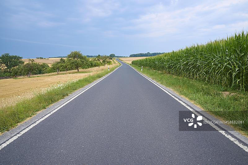 施马赫滕贝格的道路，米尔滕贝格，斯佩萨特，弗兰肯尼亚，巴伐利亚，德国图片素材