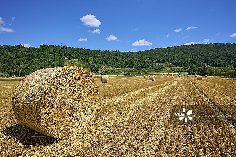 德国巴伐利亚Grossheubach草料田和草堆风景图片素材