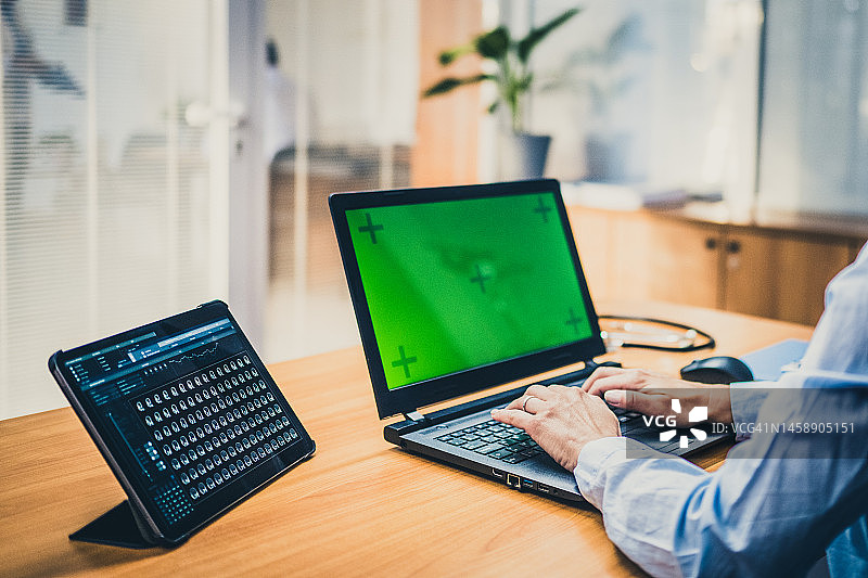 主任医师查看患者核磁共振片图片素材