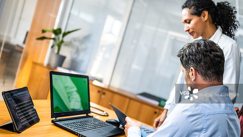 放射科医生和主任医师讨论患者的核磁共振扫描结果图片素材