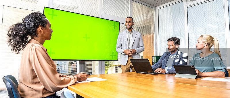 商人为同事做演示图片素材