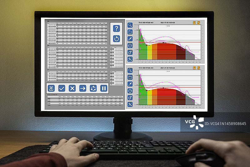 工人尝试从数据中提取有用信息并根据数据分析做出决策图片素材