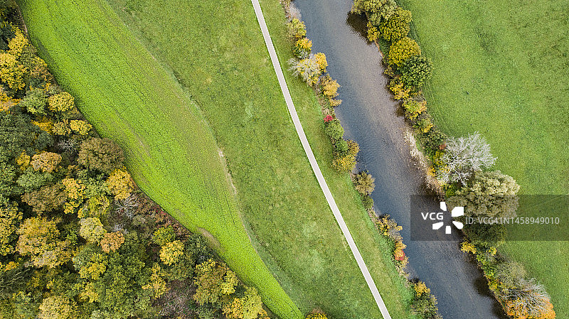 农田和河流的高角度视图图片素材
