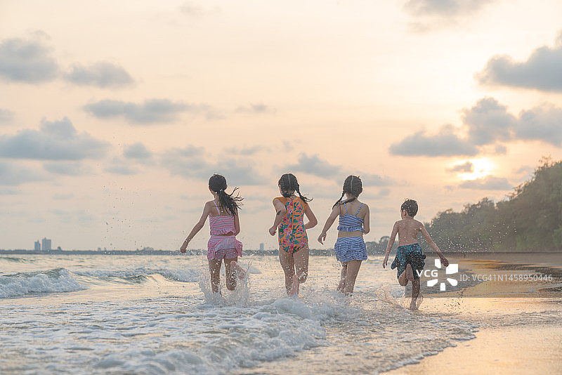 孩子们在泰国海滩上一起玩耍、奔跑图片素材