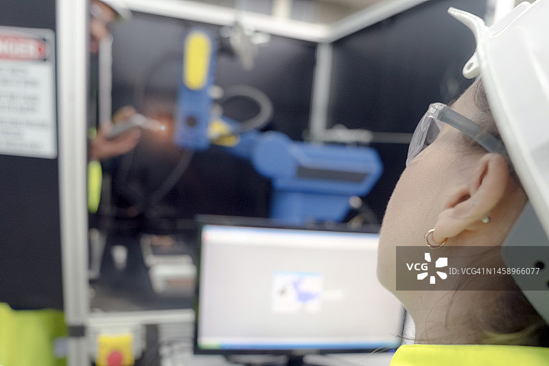 女工程师操作机械臂图片素材