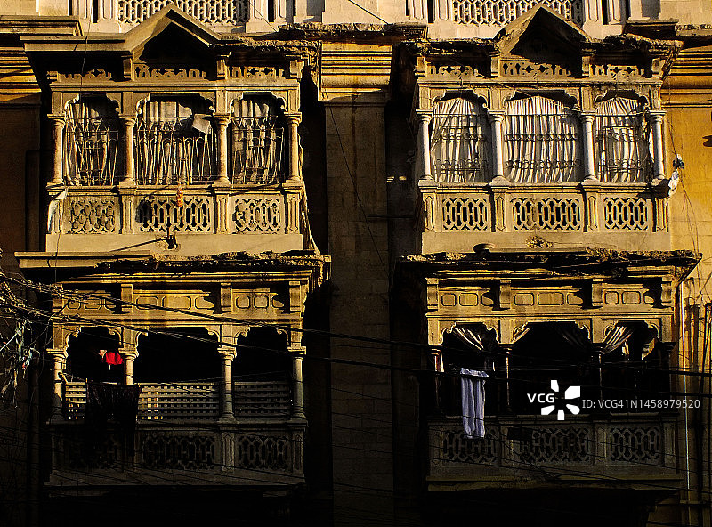 老建筑的窗户、阳台、建筑特色和外立面图片素材