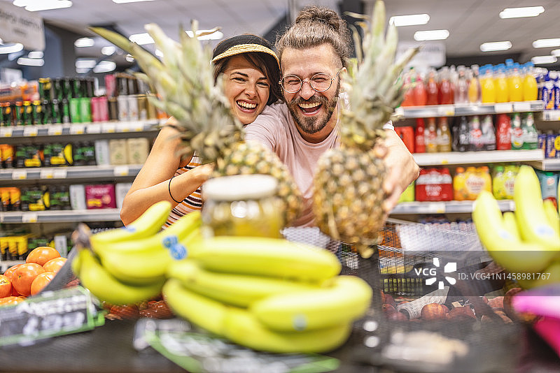 快乐夫妇在超市购买水果图片素材