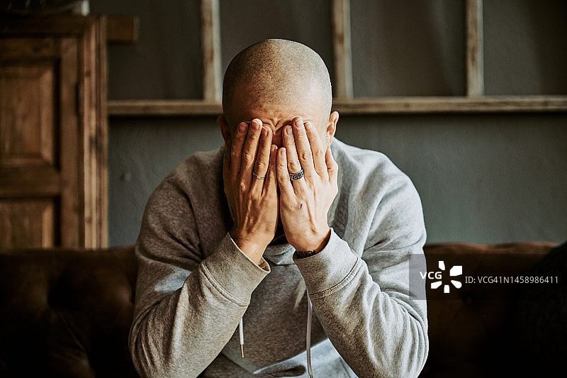 沮丧的成年男子捂着脸图片素材