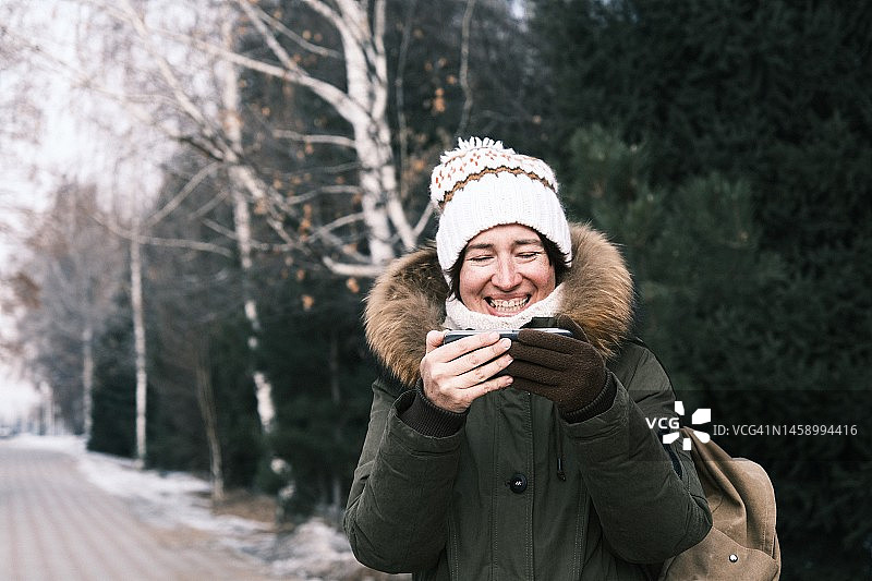 女人在观看有趣的视频图片素材
