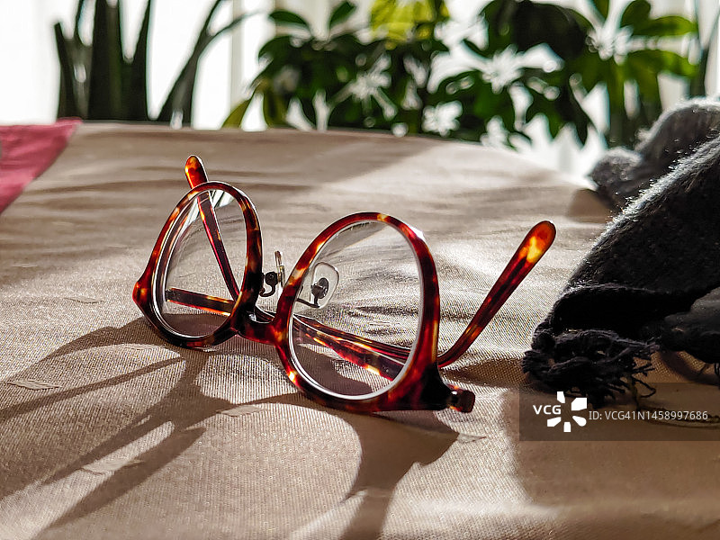 桌子上的眼镜图片素材