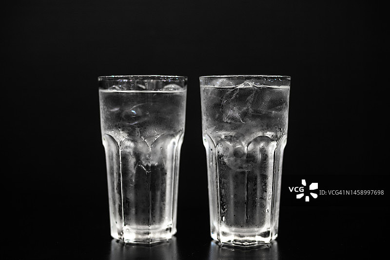 玻璃杯，水图片素材