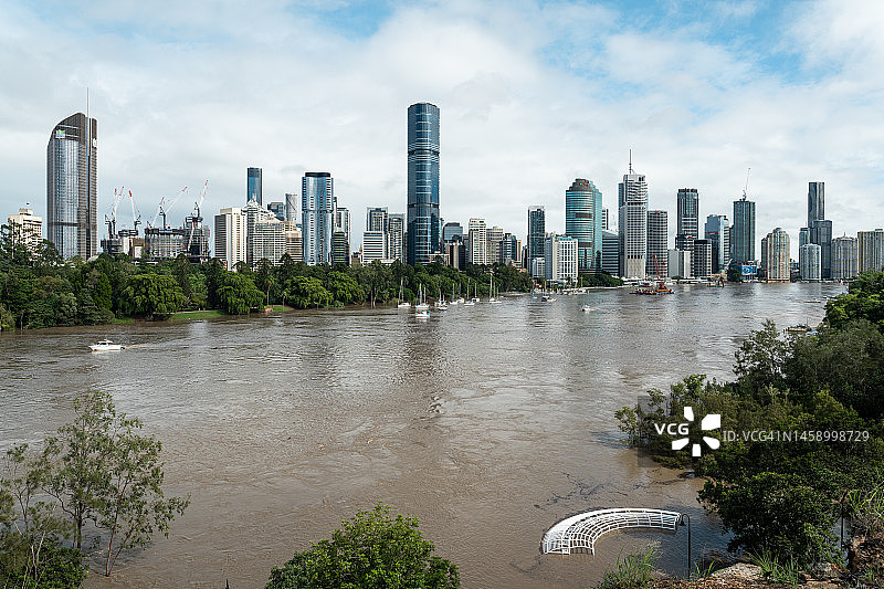 2022年2月洪水期间从袋鼠角拍摄的布里斯班天际线图片素材