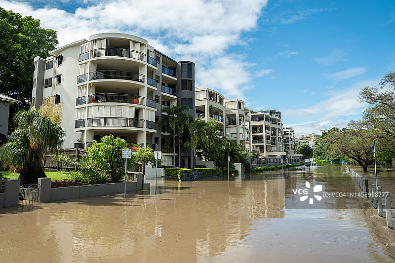 2022年布里斯班洪水期间的住宅街道图片素材