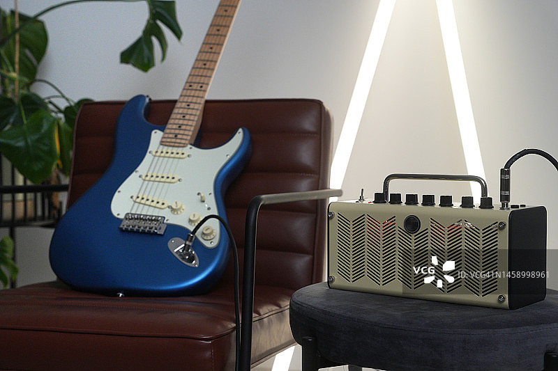 棕褐色皮椅上的电吉他及音箱图片素材