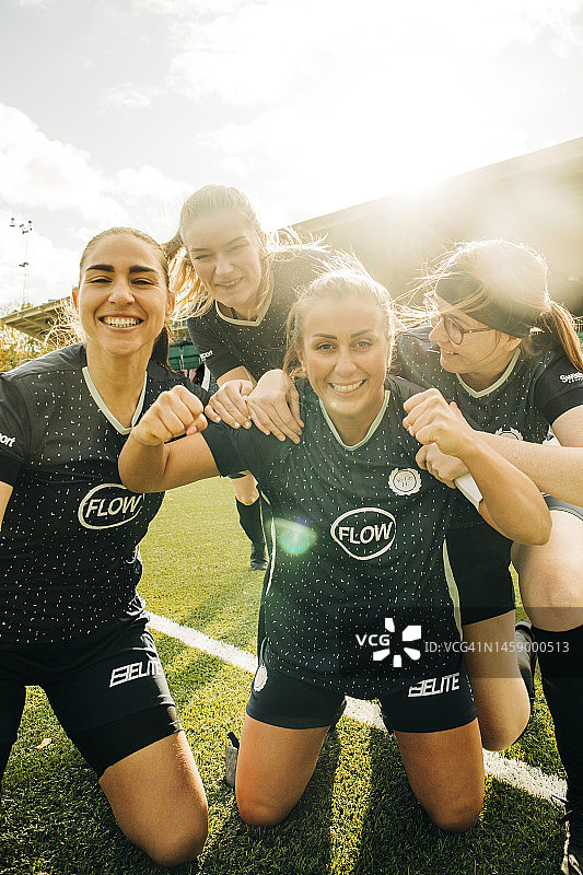 女运动员在体育场庆祝进球图片素材