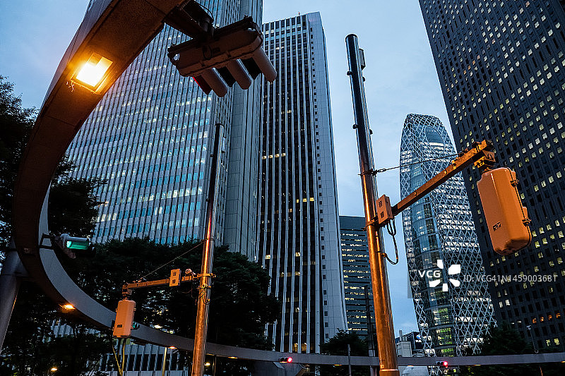 城市风光：信号设备和摩天大楼图片素材