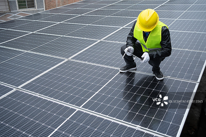 工人检查太阳能电池板图片素材