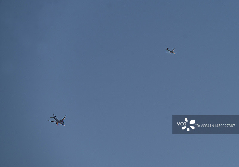 飞越日本神奈川县的飞机图片素材