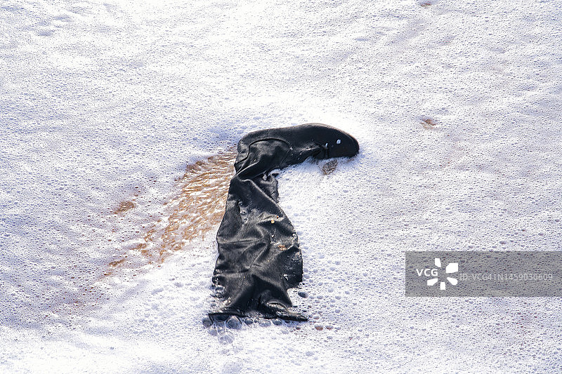 沉船中冲刷上岸的女士靴子图片素材