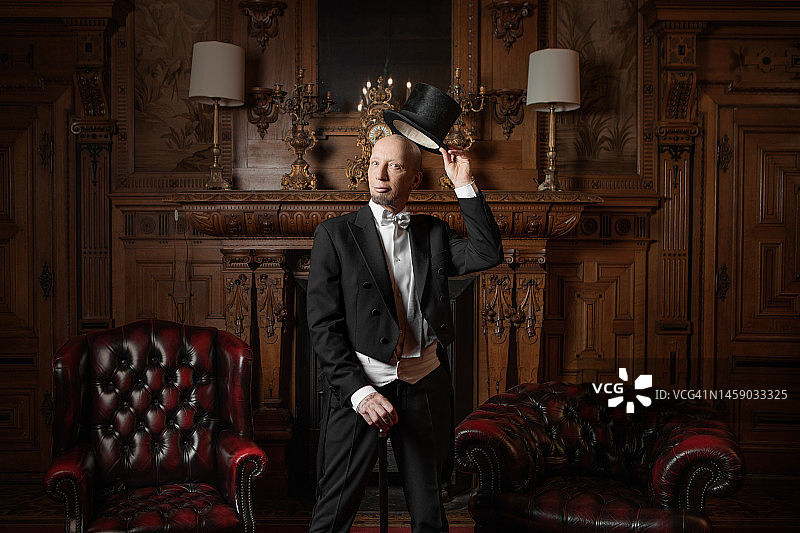 身穿豪华住宅的英俊优雅的1920年代风格绅士图片素材