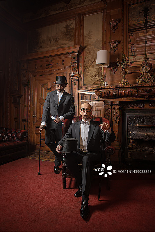 1920年代风格的绅士朋友在豪华气派的住宅中图片素材