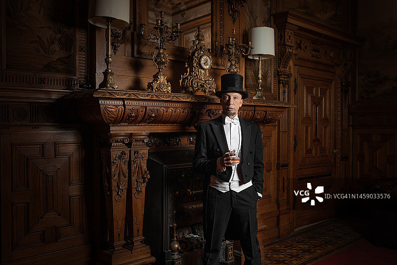 身穿豪华住宅的英俊优雅的1920年代风格绅士图片素材