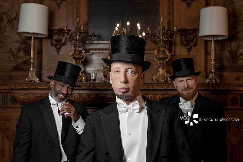 三位1920年代风格的英俊男士在豪华庄园图片素材