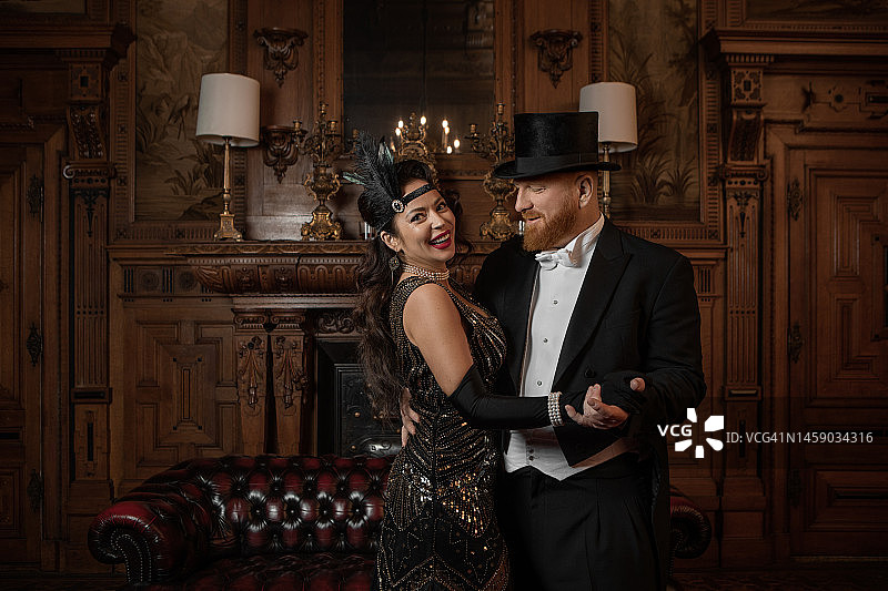 豪宅中美丽的 1920 年代风格情侣图片素材