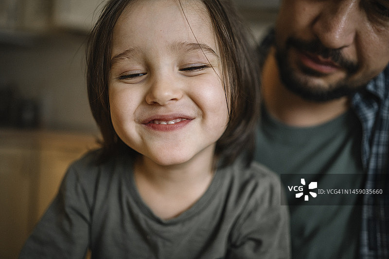 快乐的父子在家中享受时光图片素材