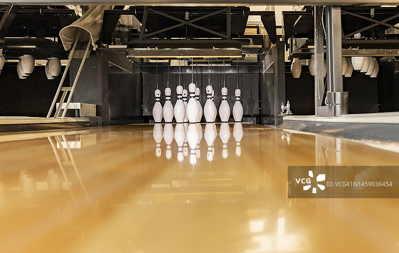 球道上的保龄球瓶图片素材