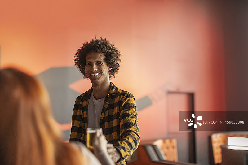 朋友们在保龄球馆举啤酒杯庆祝图片素材