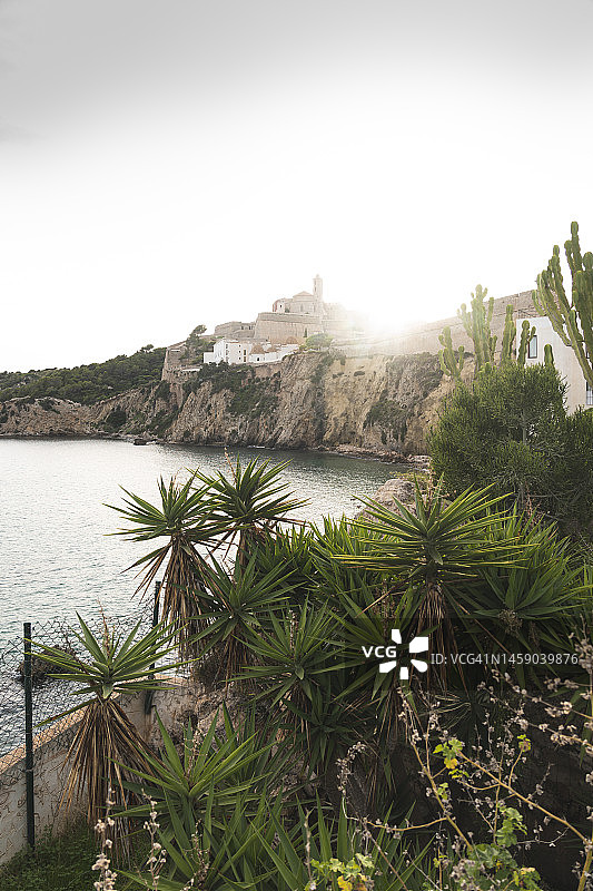 西班牙巴利阿里群岛伊维萨岛日落时分的沿海城镇图片素材