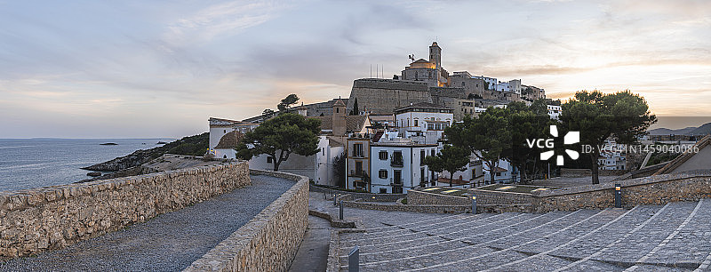 西班牙巴利阿里群岛伊维萨岛沿海小镇日落全景图片素材