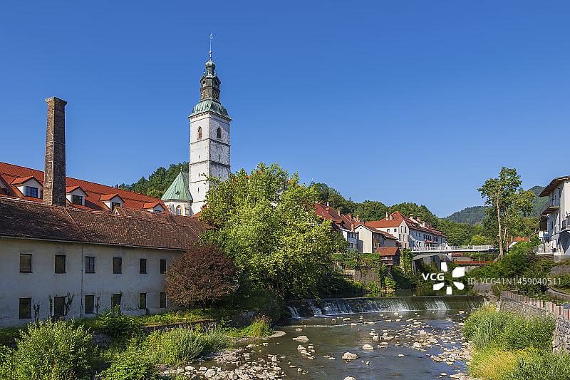 斯洛文尼亚上卡尼奥拉：夏季流经田园小镇的塞尔斯卡索拉河图片素材