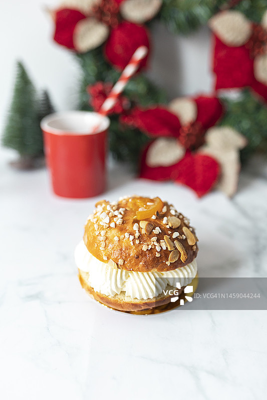 桌上的小圣灵降临节蛋糕图片素材