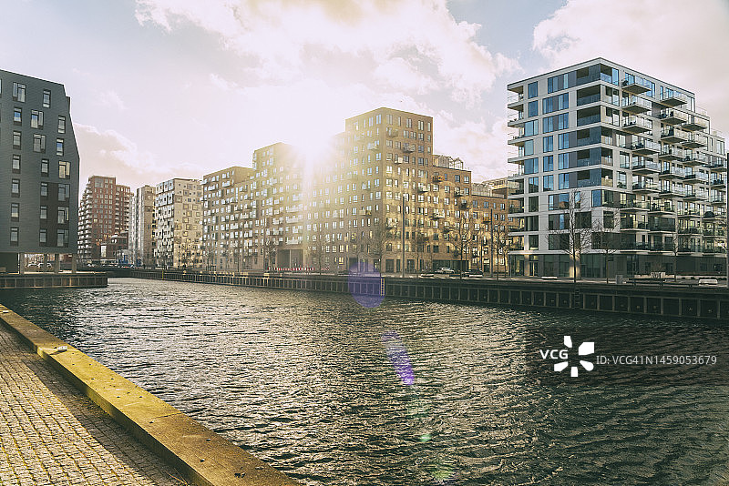 丹麦奥胡斯码头区日落与现代公寓图片素材