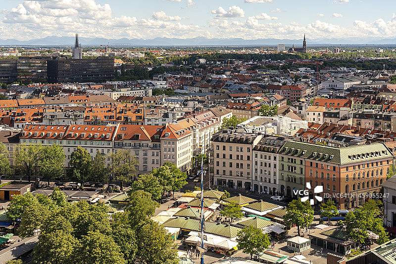 德国慕尼黑：食品市场，背景是公寓楼图片素材