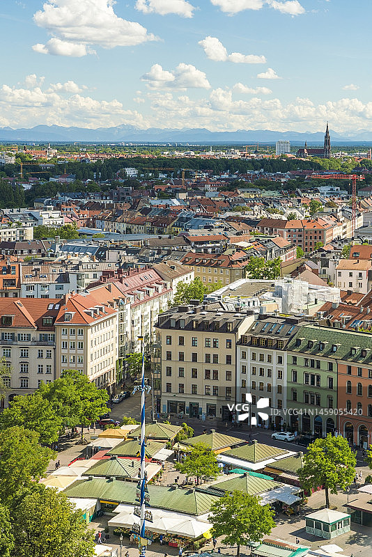 德国慕尼黑：食品市场，背景是公寓楼图片素材