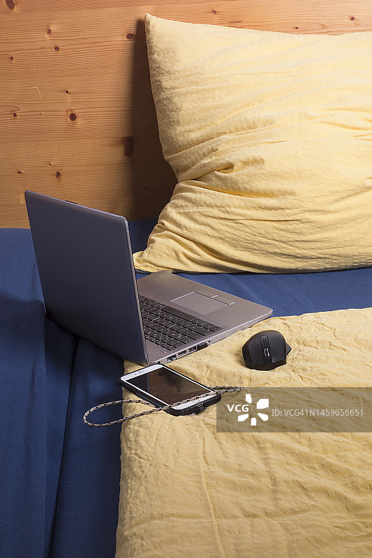 带笔记本电脑和手机的卧室图片素材