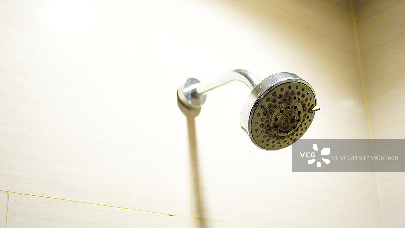 现代风格的旧淋浴喷头图片素材