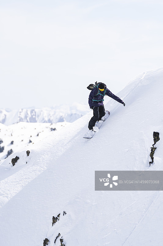 在西班牙加泰罗尼亚比利牛斯山坡上滑雪的成熟男人图片素材