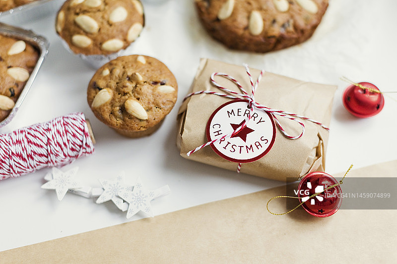 传统邓迪蛋糕和圣诞礼物图片素材