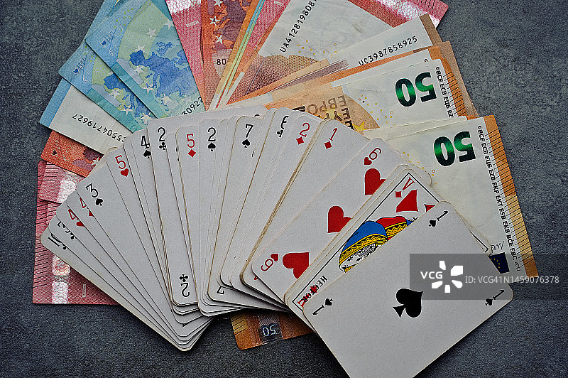 打牌+欧元钞票图片素材
