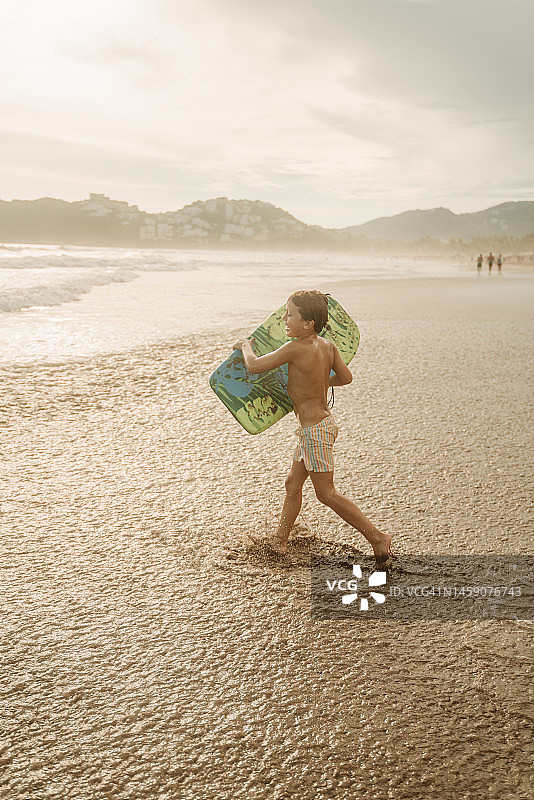 男孩们在阿卡普尔科玩趴板图片素材