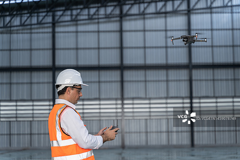 测量员或工程师使用无人机测量建筑用地图片素材