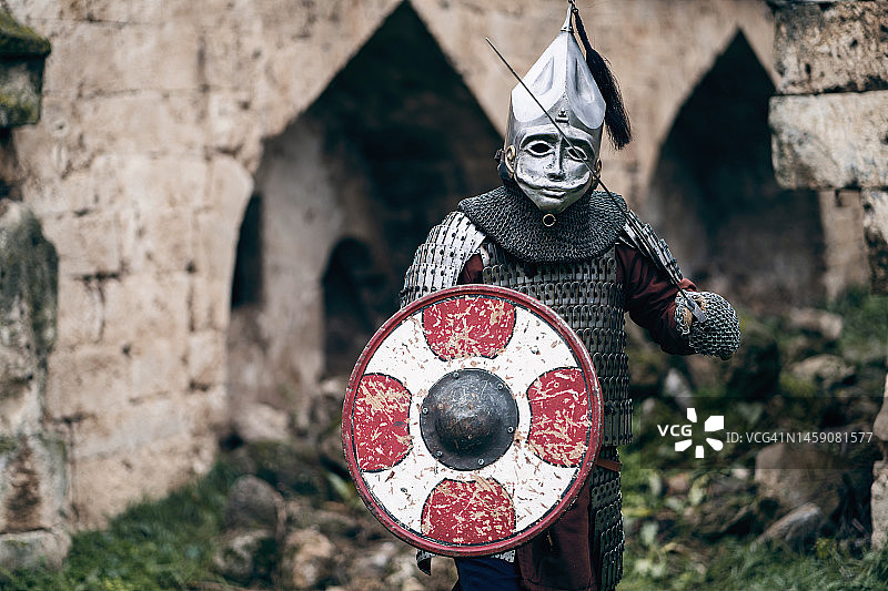 戴着头盔、拿着剑和盾牌的中世纪战士图片素材