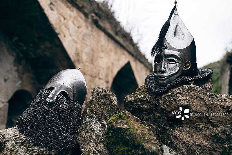 岩石上的中世纪钢盔图片素材