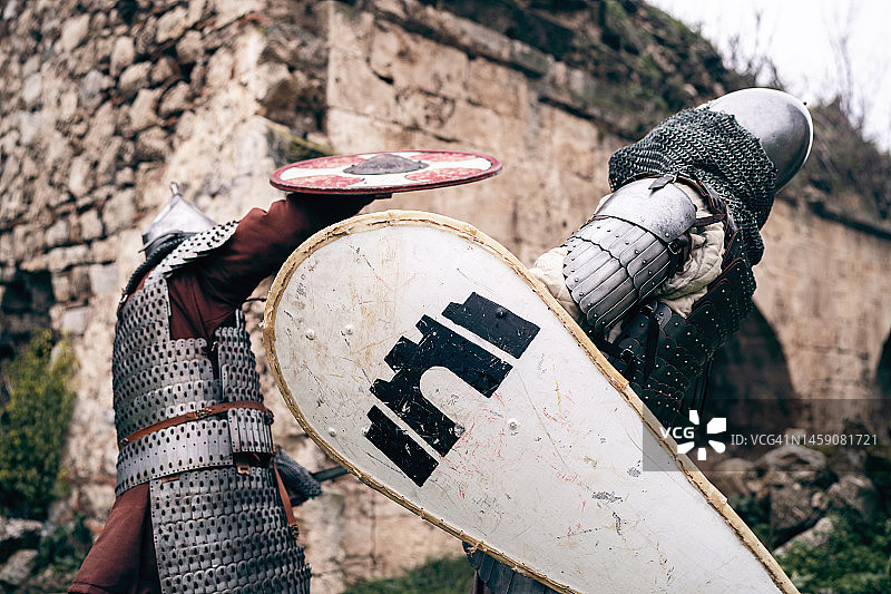 堡垒前战斗中的中世纪男性战士图片素材