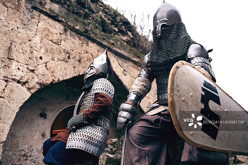 堡垒前战斗中的中世纪男性战士图片素材