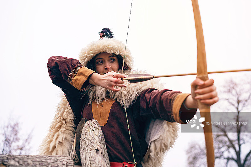 中世纪女战士用弓箭瞄准前方图片素材